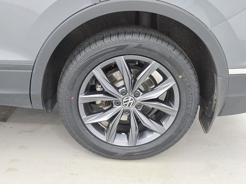 Certified 2024 Volkswagen Tiguan SE FWD image 35