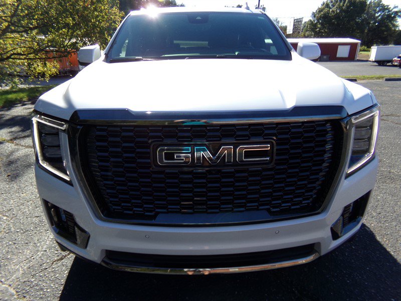 Used 2024 GMC Yukon XL Denali Ultimate AWD/4WD image 3