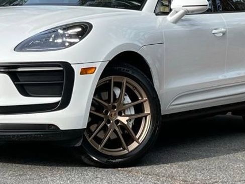 Used 2022 Porsche Macan AWD/4WD image 2