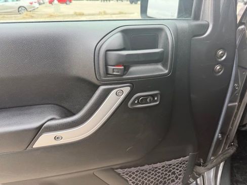 Used 2017 Jeep Wrangler Unlimited Sahara w/ Connectivity Group AWD/4WD image 25
