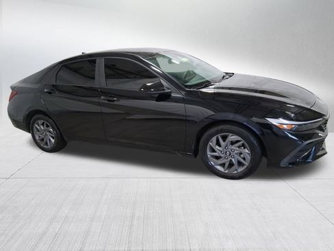 Used 2024 Hyundai Elantra SEL FWD image 3