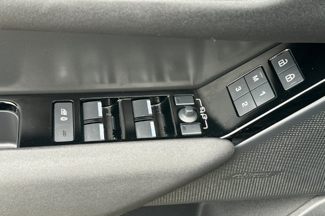Used 2025 Land Rover Range Rover Velar Dynamic SE AWD/4WD image 12