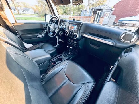 Used 2018 Jeep Wrangler Unlimited Sahara w/ Connectivity Group AWD/4WD image 23