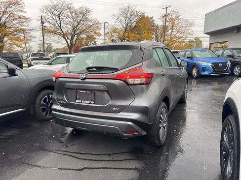 Used 2024 Nissan Kicks SV image 2