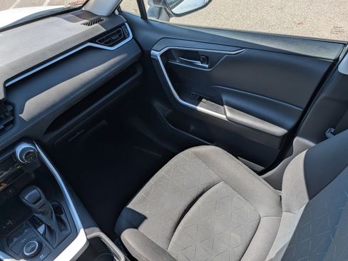 Used 2022 Toyota RAV4 XLE AWD/4WD image 11