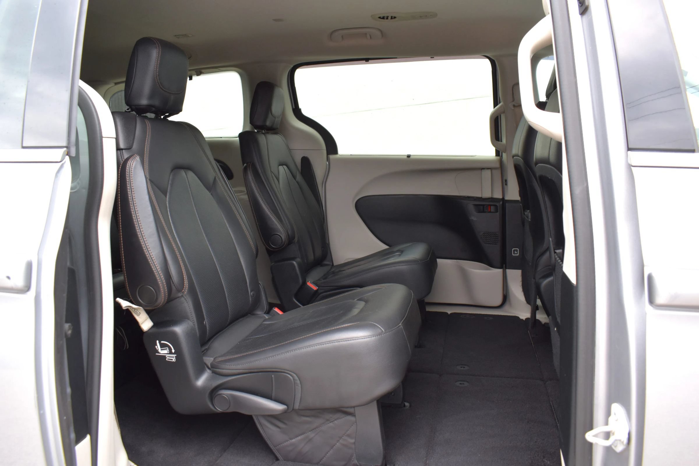 Used 2018 Chrysler Pacifica Touring-L FWD image 50