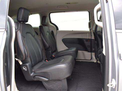 Used 2018 Chrysler Pacifica Touring-L FWD image 50