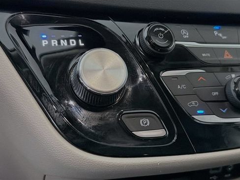 Used 2020 Chrysler Pacifica Touring-L FWD image 17