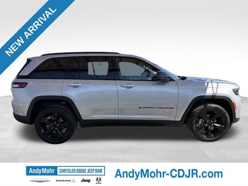 Used 2025 Jeep Grand Cherokee Limited w/ Luxury Tech Group II AWD/4WD image 8