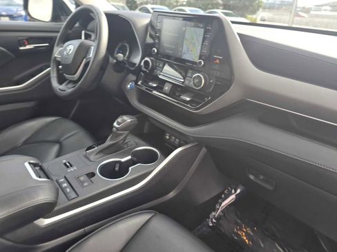 Used 2022 Toyota Highlander XLE image 12