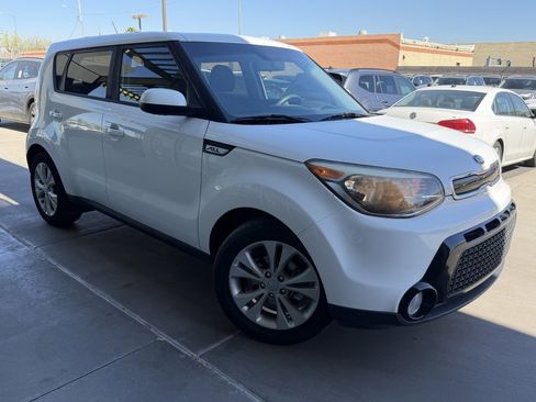 Used 2016 Kia Soul + image 6