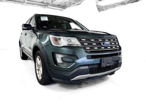 Used 2016 Ford Explorer XLT w/ Equipment Group 202A image 8