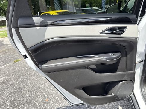 Used 2013 Cadillac SRX Luxury image 22