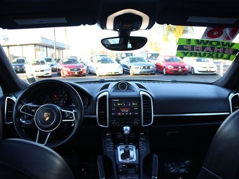 Used 2018 Porsche Cayenne Platinum Edition image 25