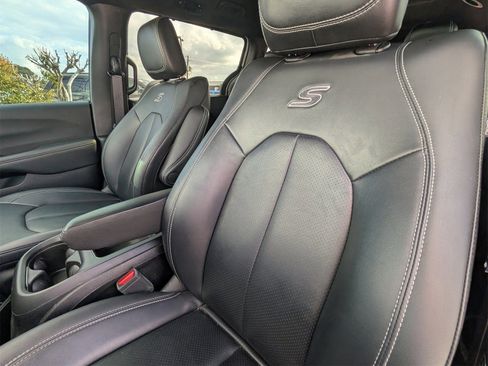 Used 2024 Chrysler Pacifica Touring-L w/ S Appearance Package image 18