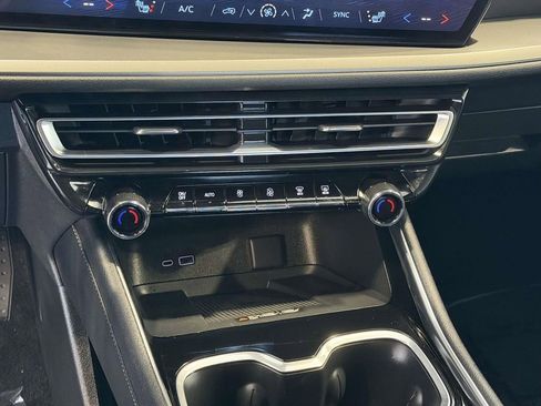 Used 2025 Chevrolet Traverse LT image 19