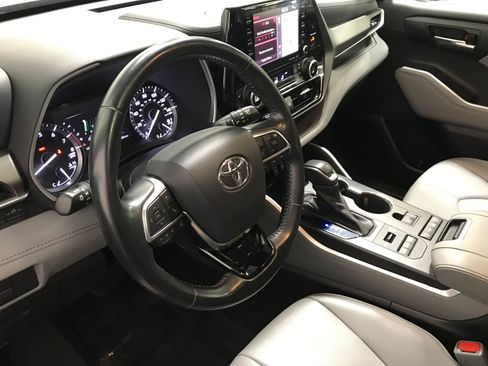 Used 2021 Toyota Highlander XLE AWD/4WD image 15
