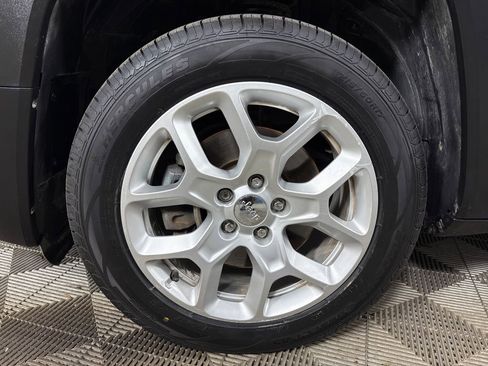 Used 2018 Jeep Renegade Latitude FWD image 13