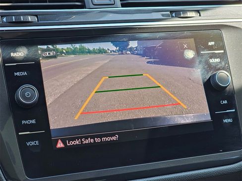 Used 2024 Volkswagen Tiguan SE w/ Panoramic Sunroof Package image 25