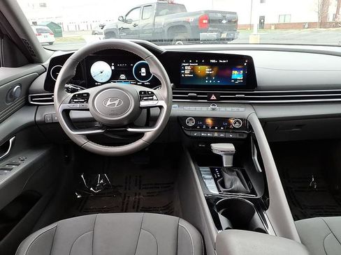 Used 2025 Hyundai Elantra SEL image 19