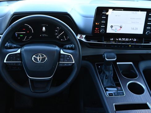 Used 2023 Toyota Sienna XLE image 14