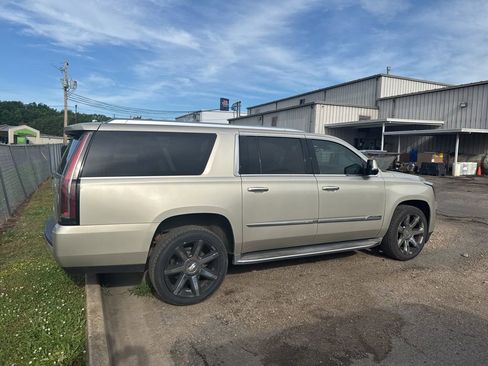 Used 2015 Cadillac Escalade ESV Luxury RWD image 12
