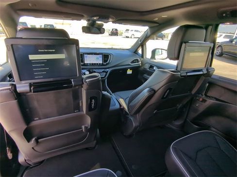 New 2026 Chrysler Pacifica Limited w/ Uconnect Theater Family Group image 19