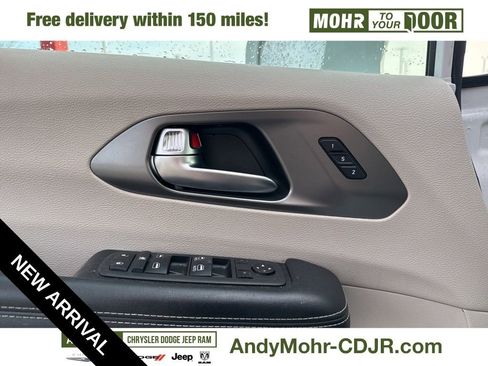 Used 2022 Chrysler Pacifica Touring-L image 10