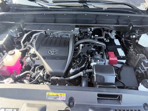 Used 2023 Toyota Highlander LE image 19