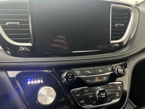 Used 2024 Chrysler Pacifica Limited FWD image 20
