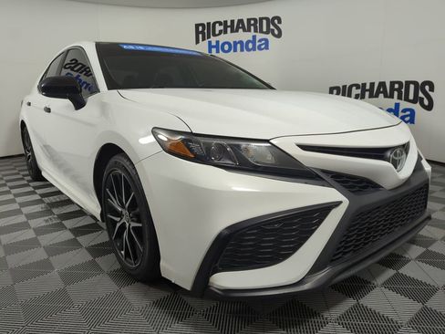 Used 2021 Toyota Camry SE image 6