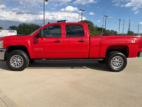 Used 2011 Chevrolet Silverado 2500 LT w/ Interior Plus Package AWD/4WD image 12