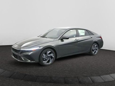 Used 2025 Hyundai Elantra Sport image 3