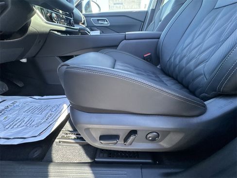 New 2026 Nissan Rogue Platinum image 12