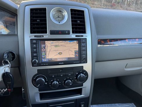 Used 2009 Chrysler 300 C image 16