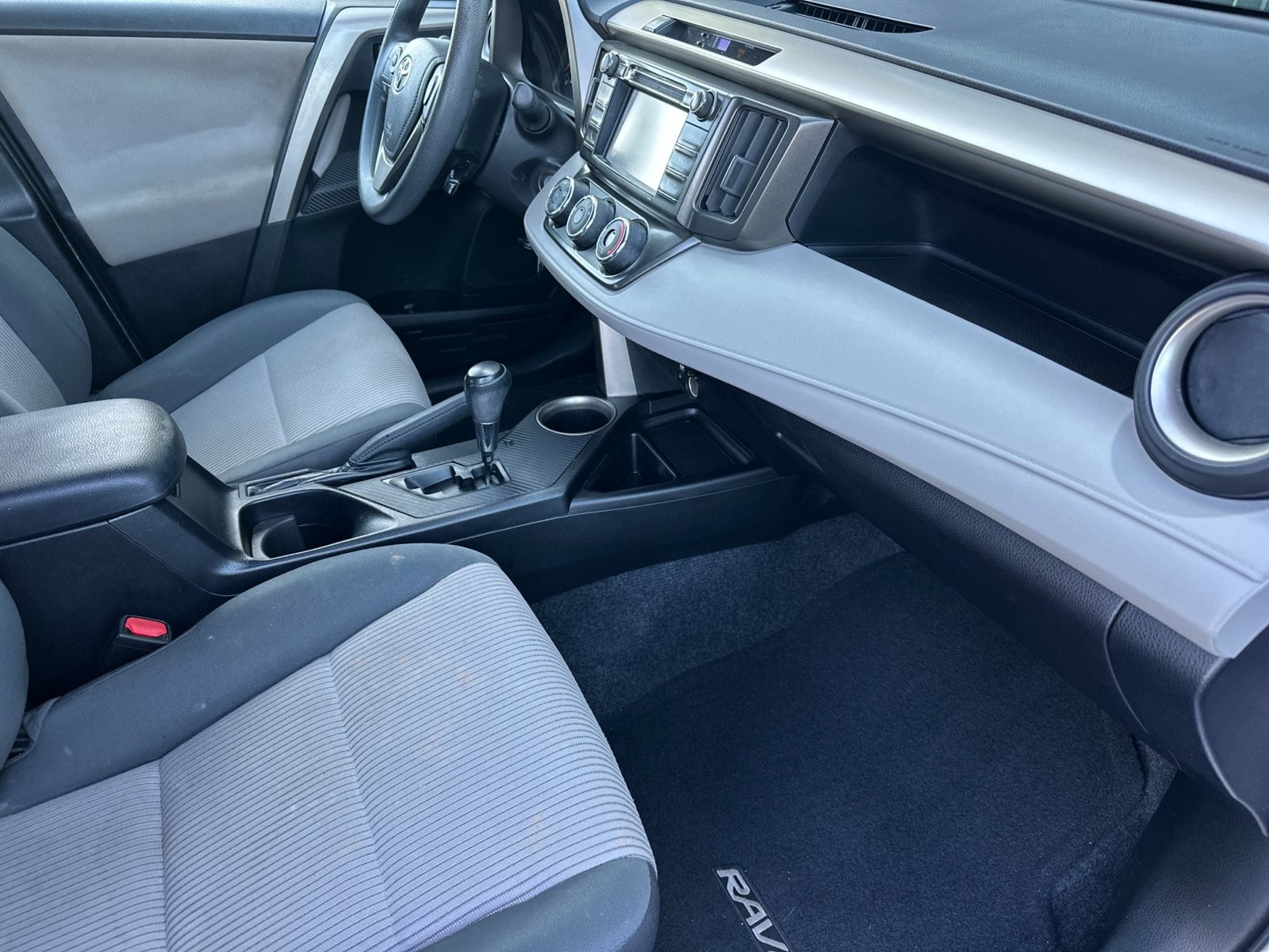 Used 2015 Toyota RAV4 LE FWD image 16