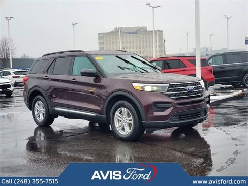 Used 2022 Ford Explorer XLT image 2