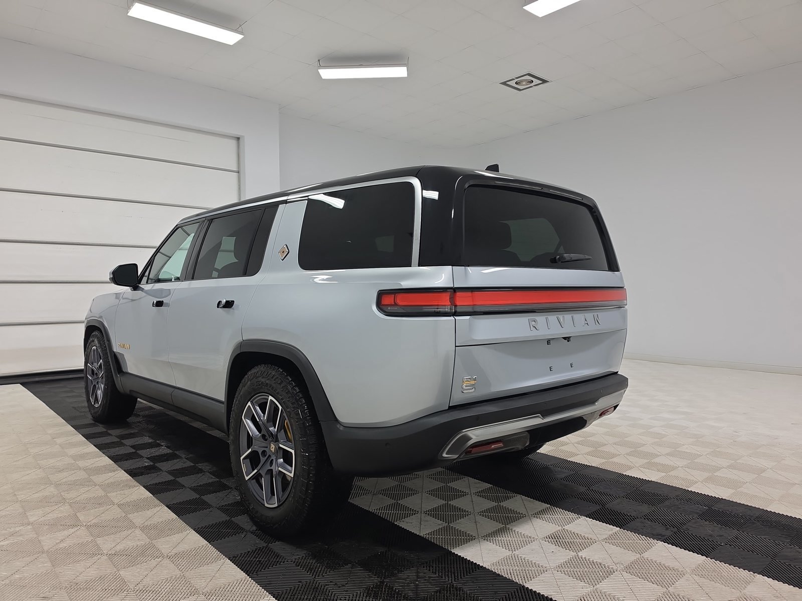 Used 2023 Rivian R1S Adventure Quad AWD/4WD image 3