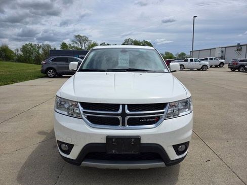 Used 2019 Dodge Journey SE w/ Connectivity Group FWD image 2