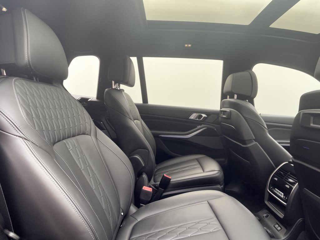 Used 2022 BMW X7 M50i AWD/4WD image 29