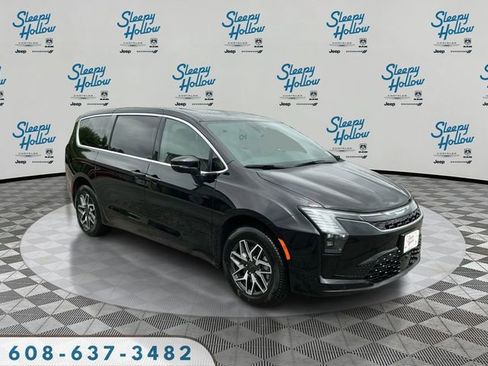 New 2027 Chrysler Pacifica Limited AWD/4WD image 3