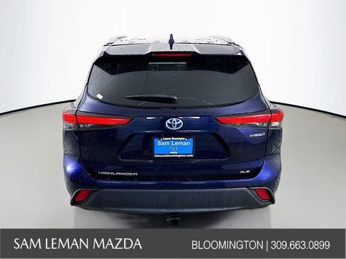 Used 2021 Toyota Highlander XLE AWD/4WD image 6