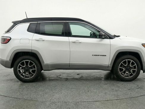 Used 2025 Jeep Compass Trailhawk AWD/4WD image 11