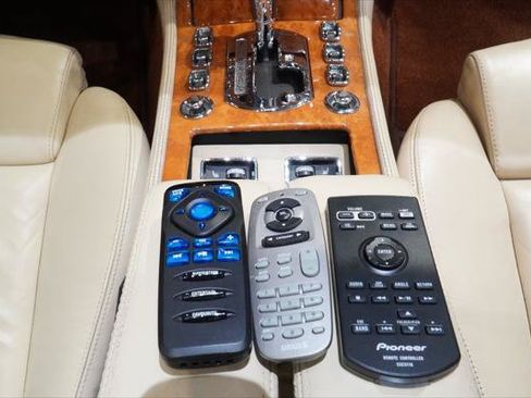 Used 2008 Bentley Azure RWD image 24