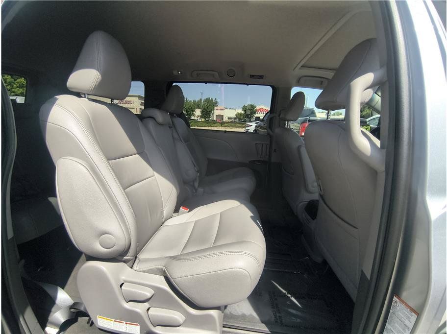 Used 2015 Toyota Sienna XLE FWD image 16