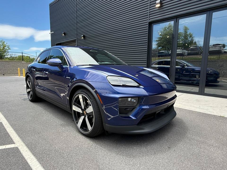 Used 2025 Porsche Macan 4S Electric AWD/4WD image 9
