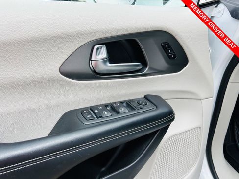 Used 2022 Chrysler Pacifica Touring-L FWD image 13