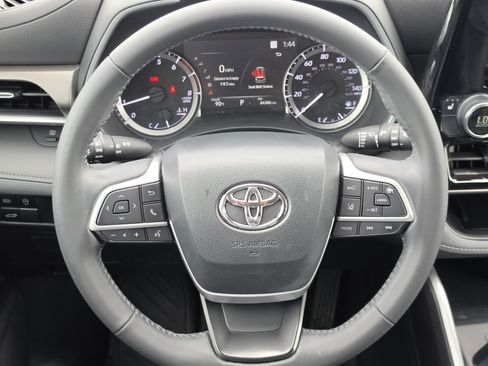 Used 2023 Toyota Highlander XLE FWD image 18