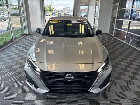 Used 2024 Nissan Altima 2.5 SV FWD image 2