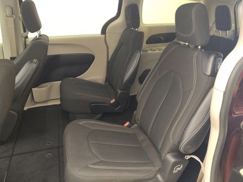 Used 2022 Chrysler Voyager LX image 18